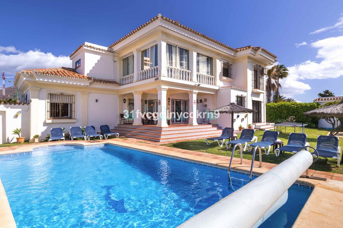 Villa for sale in Estepona