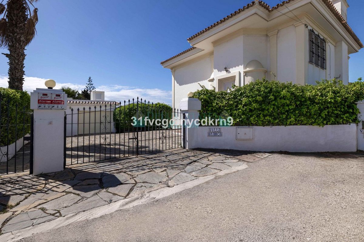 Villa for sale in Estepona