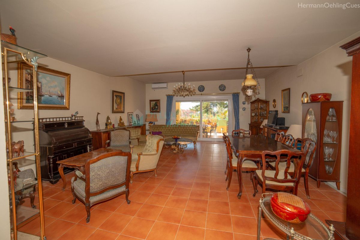 Town House for sale in Estepona