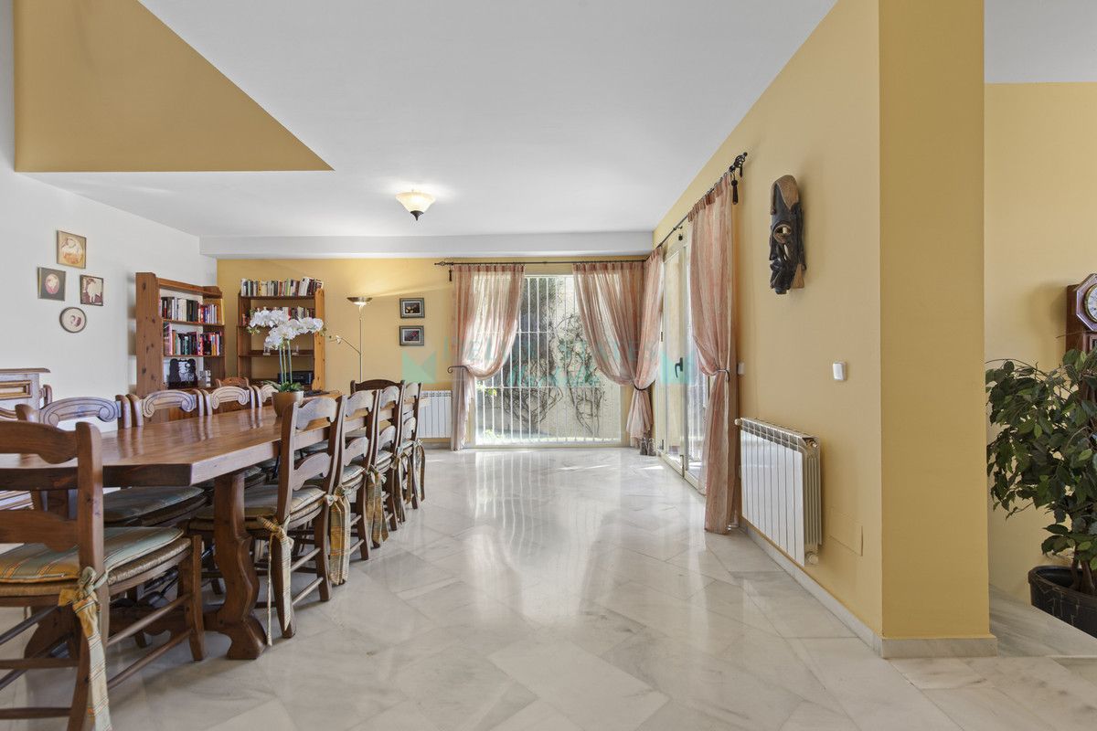 Villa for sale in Benahavis