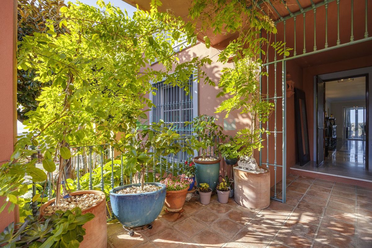 Ground Floor Apartment for sale in Monte Halcones, Benahavis