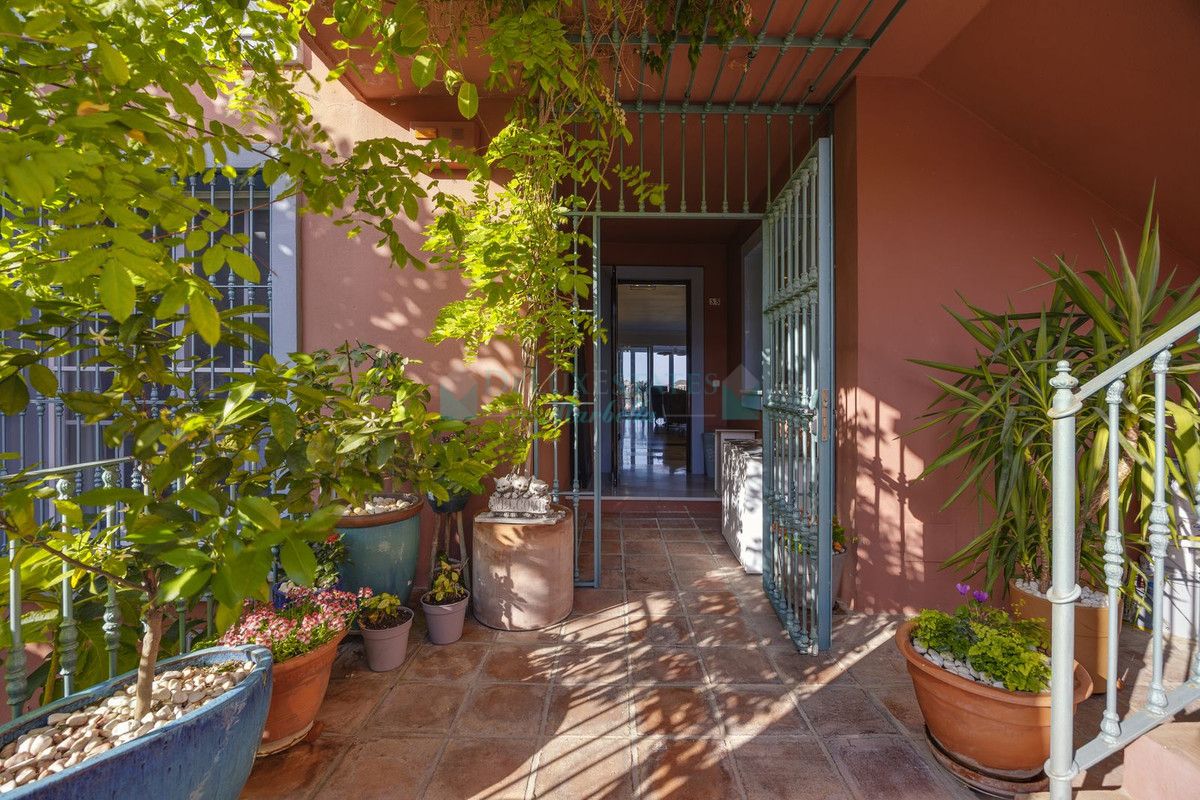 Ground Floor Apartment for sale in Monte Halcones, Benahavis