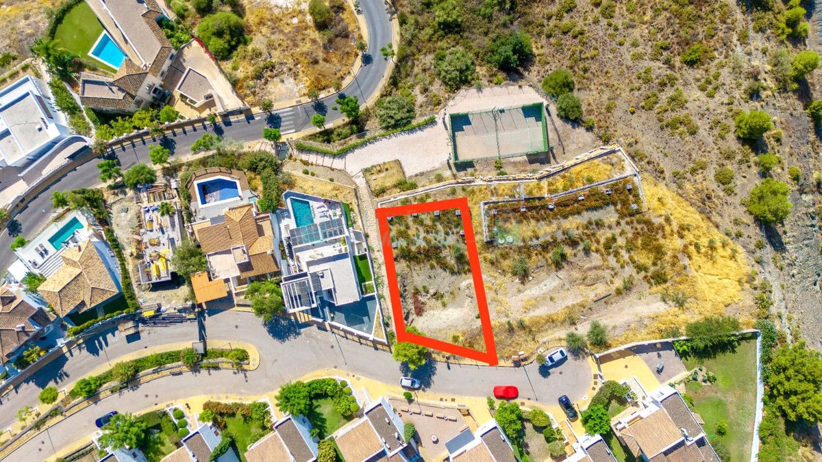 Plot for sale in Benahavis