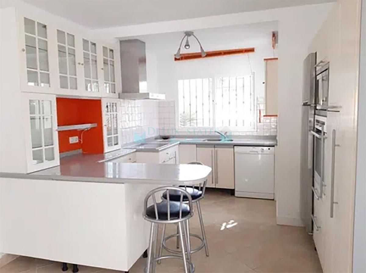 Villa for sale in Nueva Andalucia