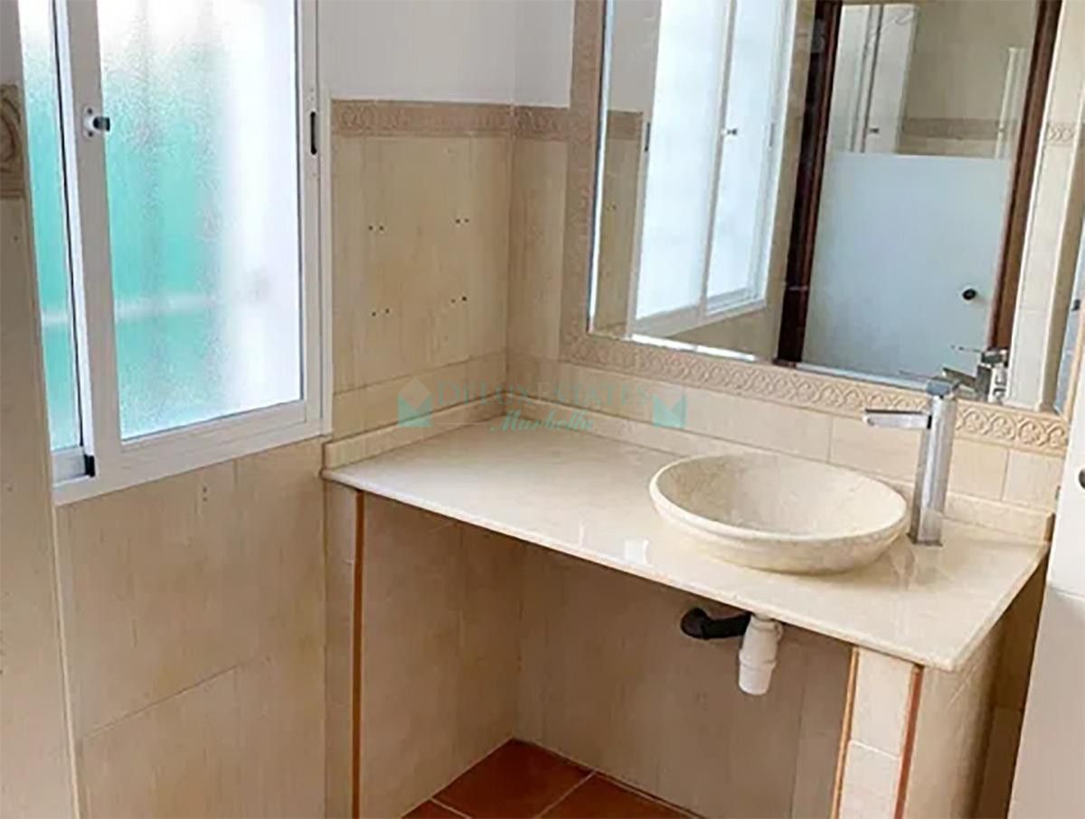 Villa for sale in Nueva Andalucia