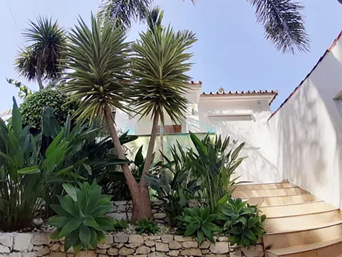 Villa for sale in Nueva Andalucia