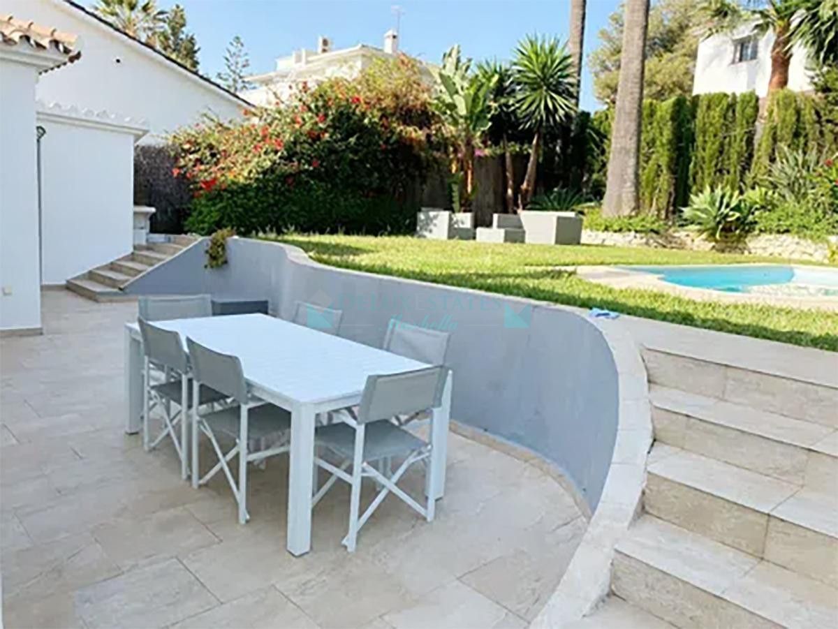 Villa for sale in Nueva Andalucia
