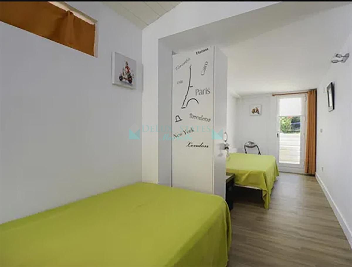Villa for sale in Nueva Andalucia