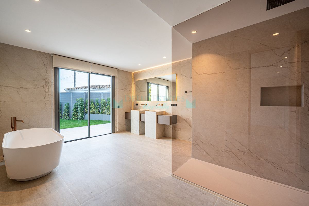Villa en venta en El Rosario, Marbella Este