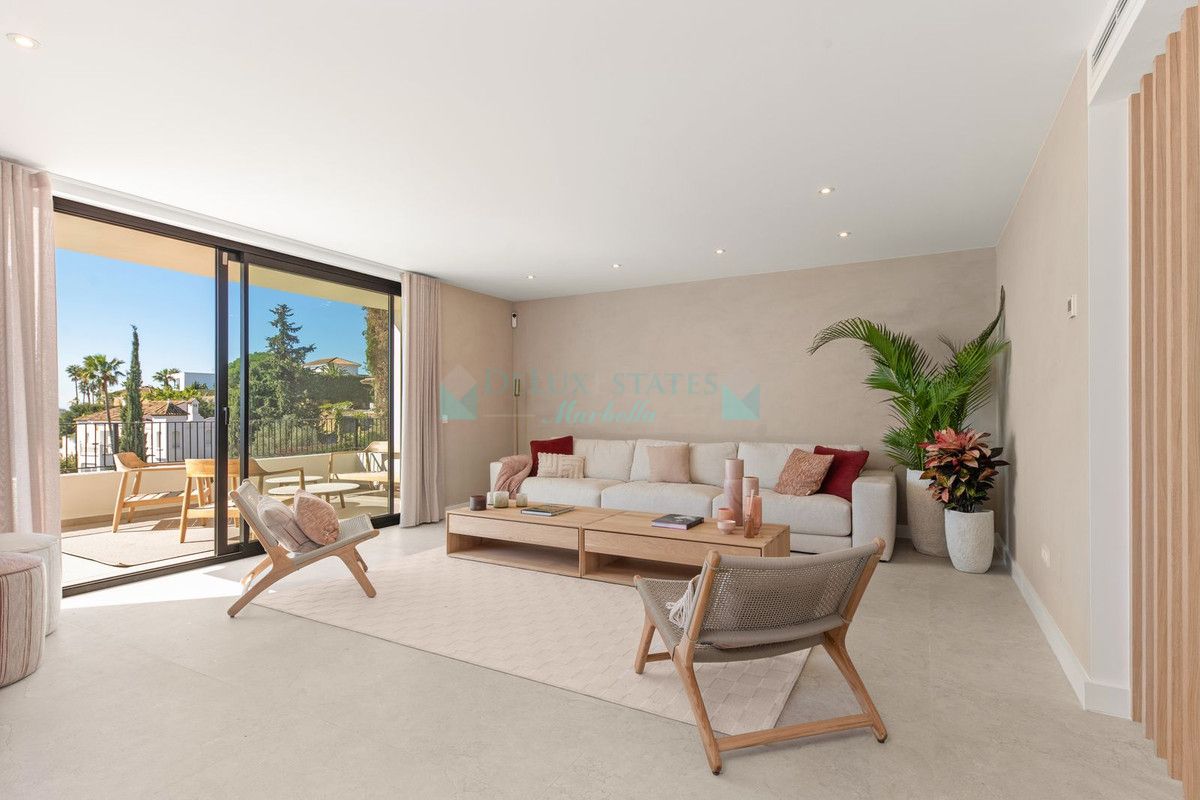 Villa Pareada en venta en El Paraiso, Estepona