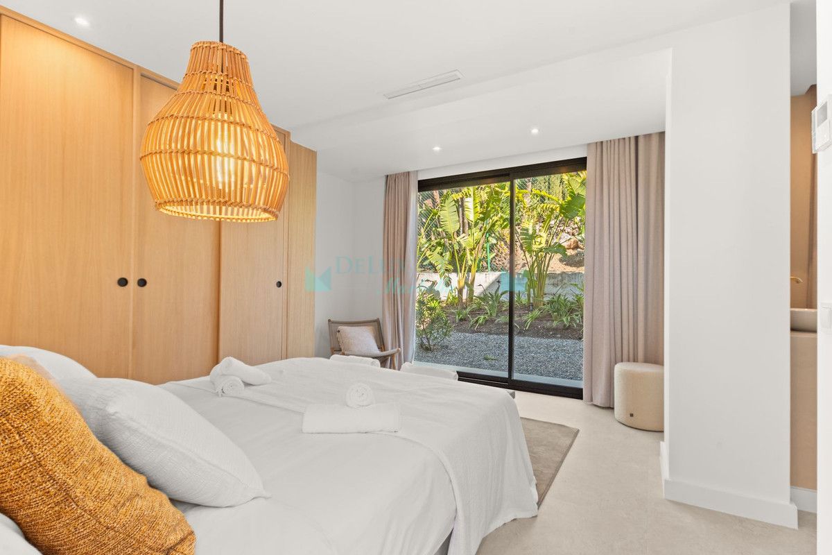 Villa Pareada en venta en El Paraiso, Estepona