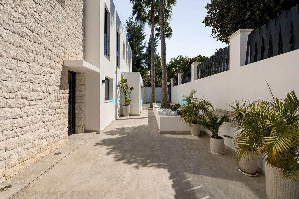 Villa for sale in Las Brisas, Nueva Andalucia