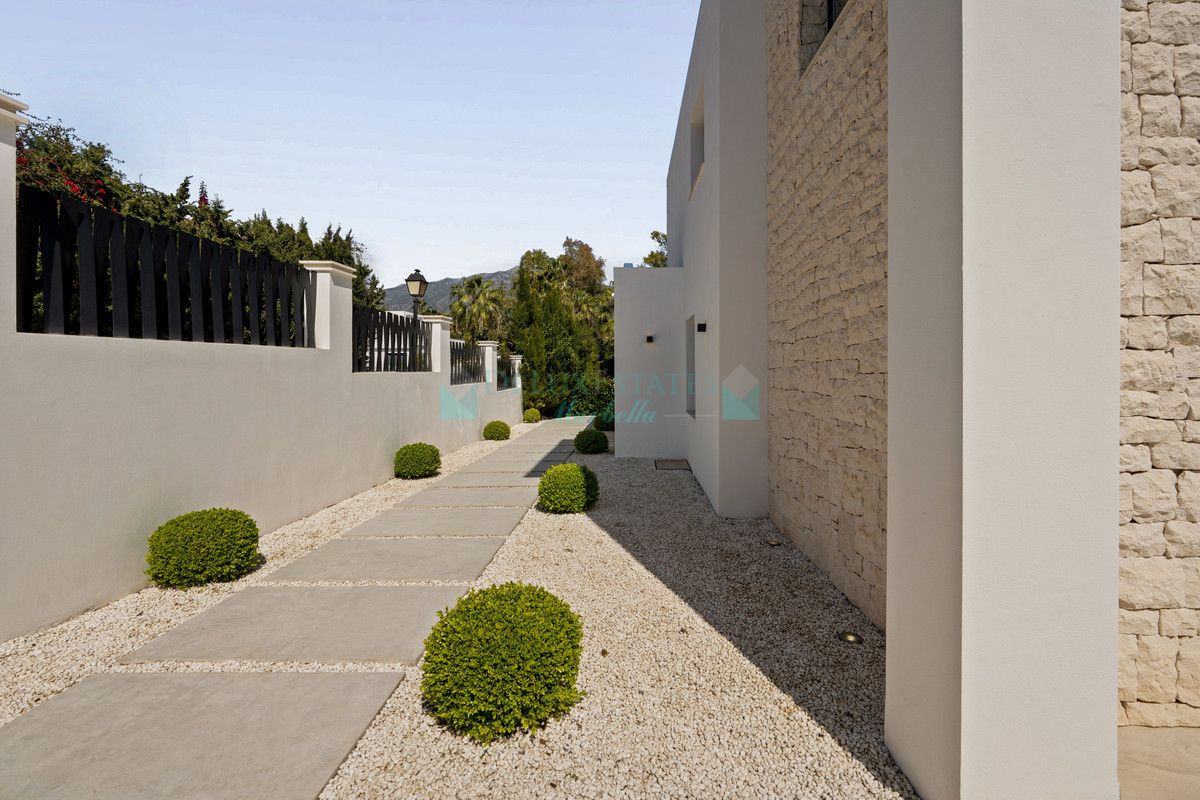 Villa for sale in Las Brisas, Nueva Andalucia