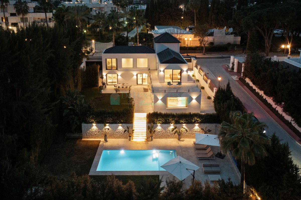 Villa for sale in Las Brisas, Nueva Andalucia