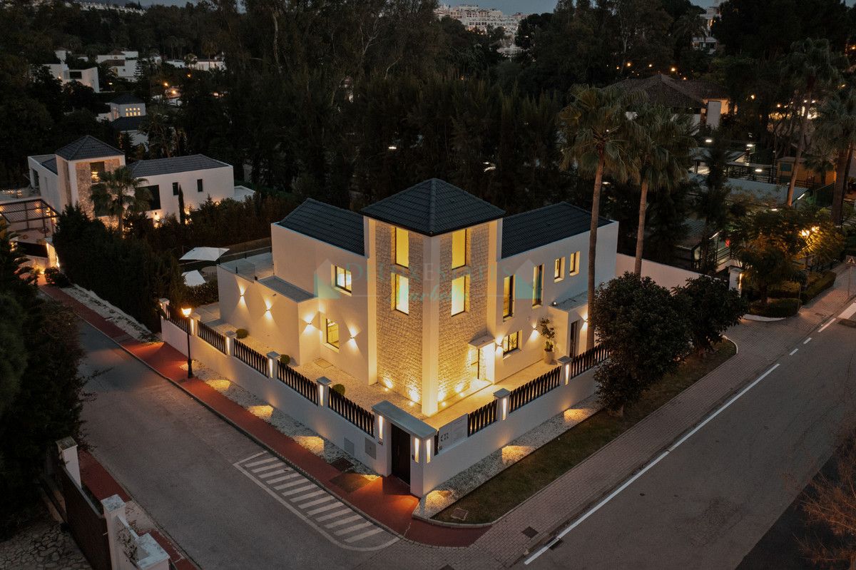 Villa for sale in Las Brisas, Nueva Andalucia