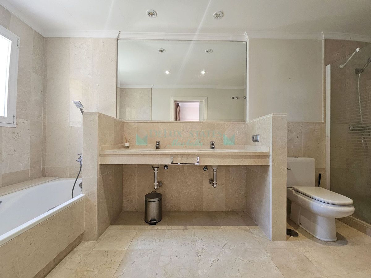 Apartment for rent in Atalaya, Estepona
