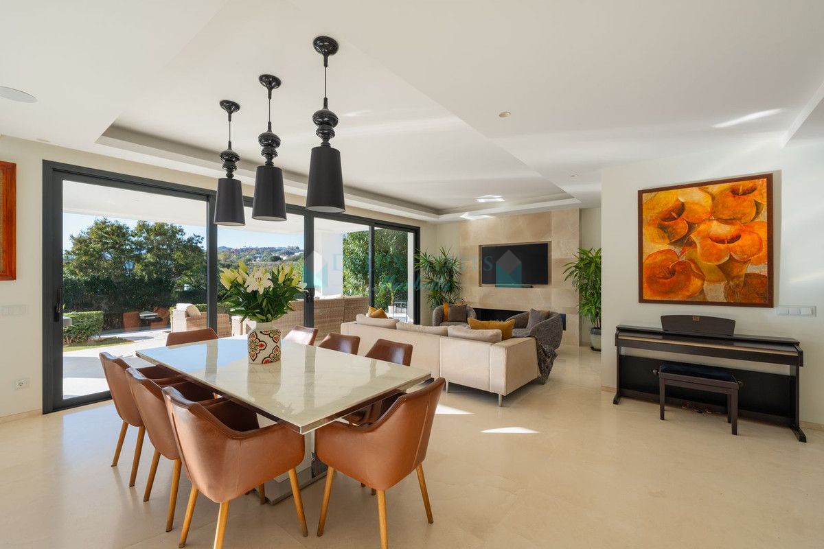 Villa for sale in Nueva Andalucia