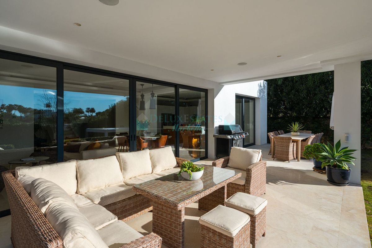 Villa for sale in Nueva Andalucia