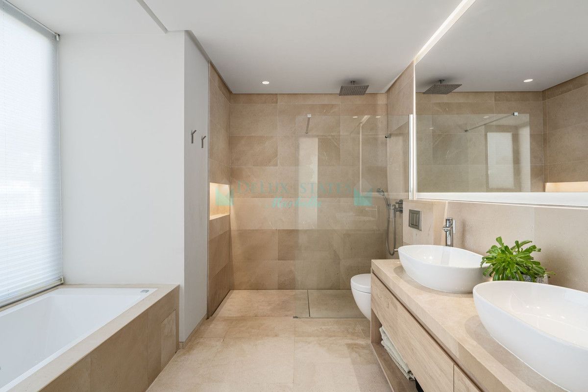 Villa for sale in Nueva Andalucia