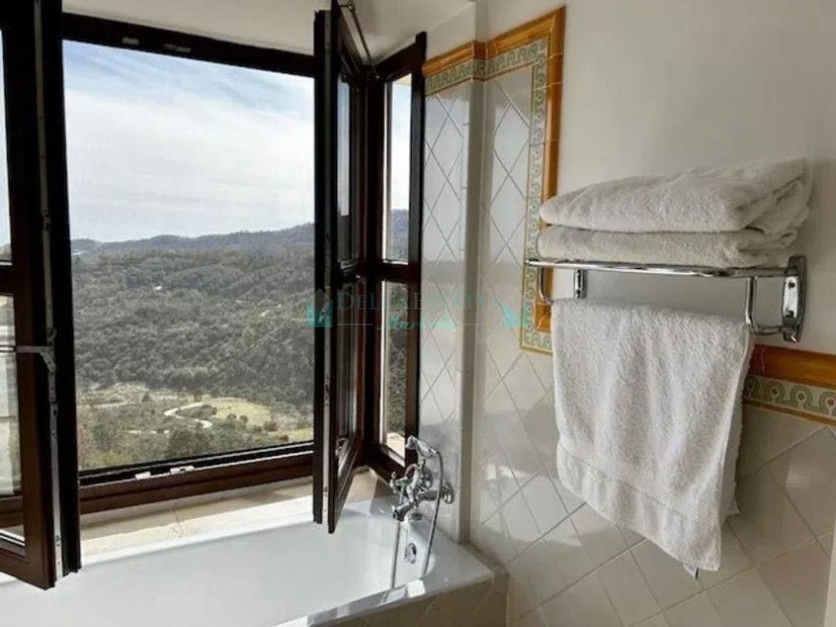 Town House for sale in Benahavis