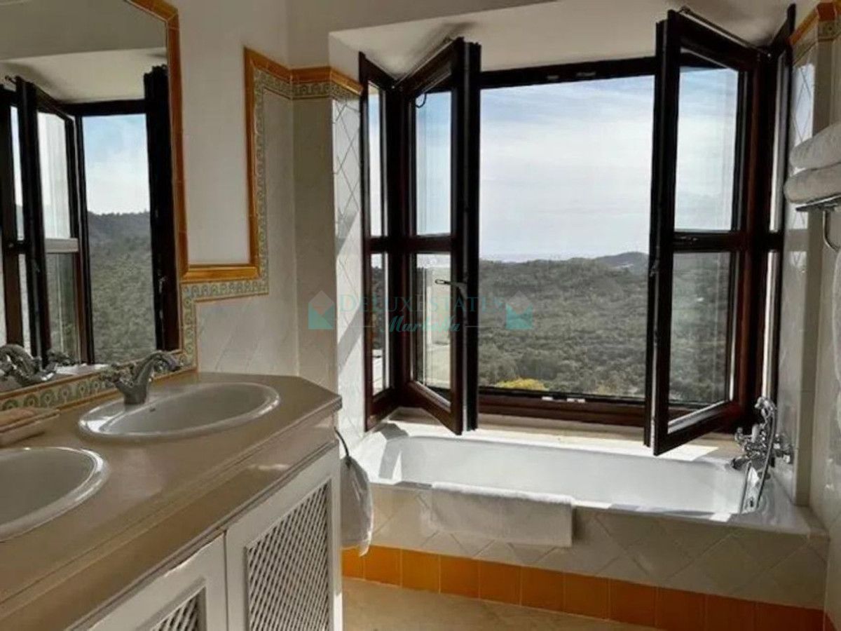 Town House for sale in Benahavis