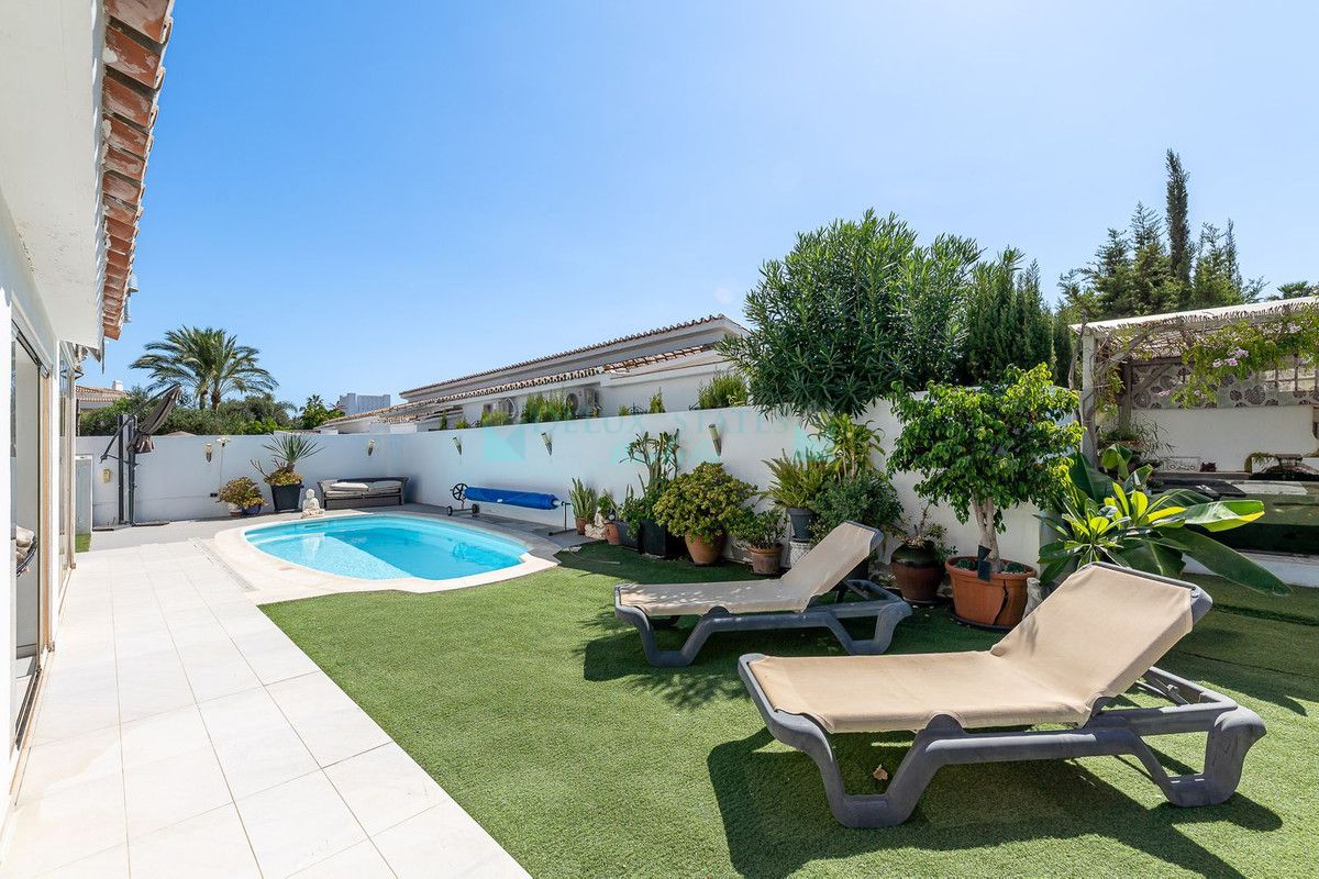 Villa for sale in Estepona