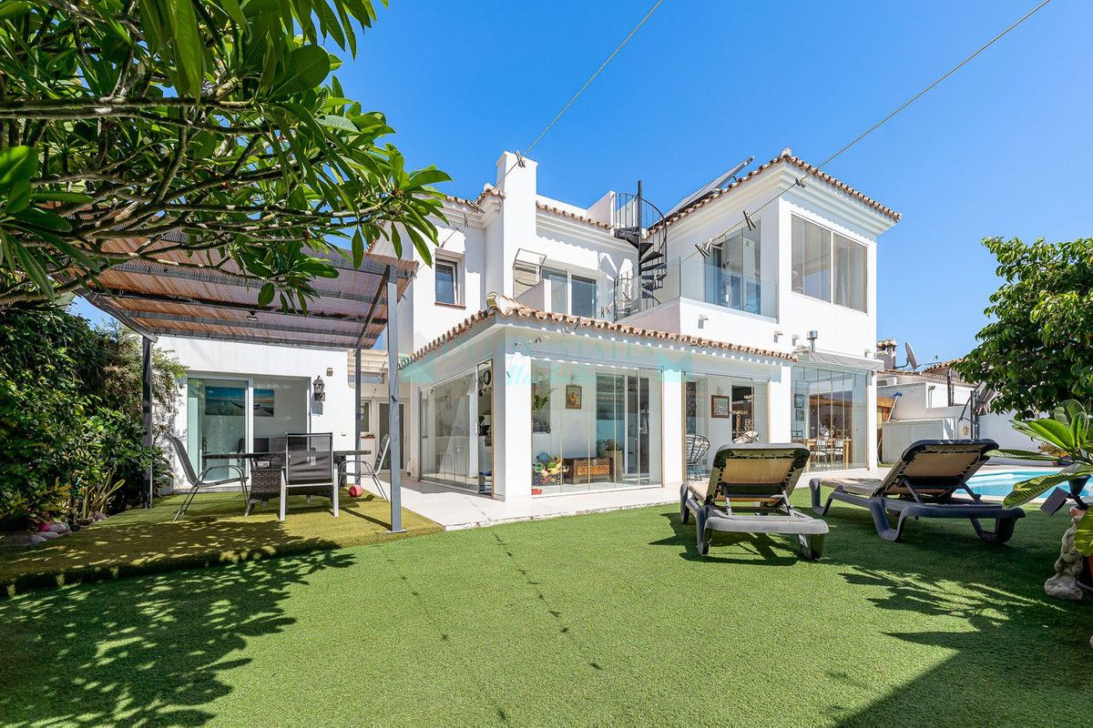 Villa for sale in Estepona