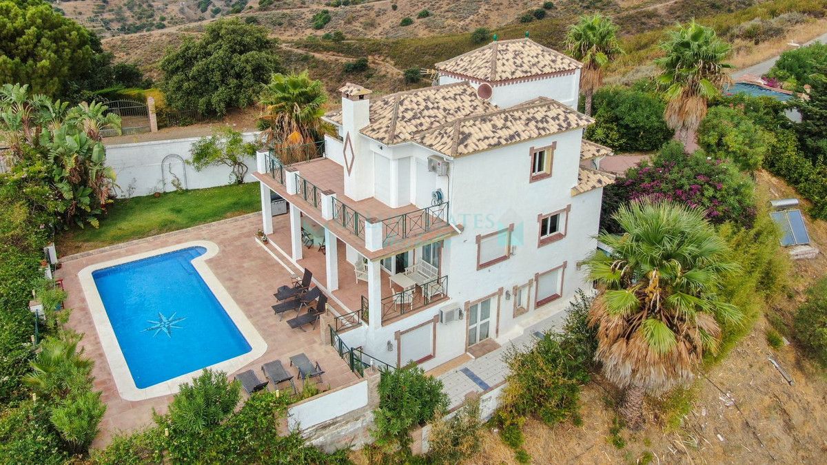 Finca for sale in Estepona