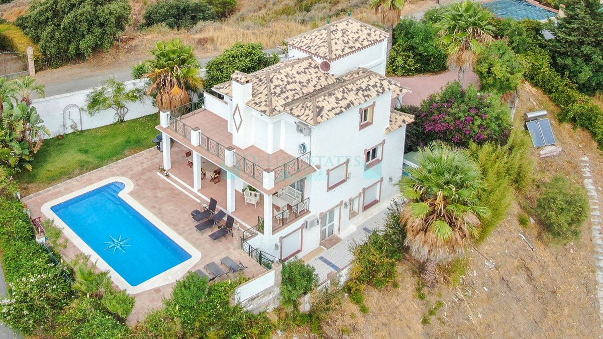 Finca for sale in Estepona