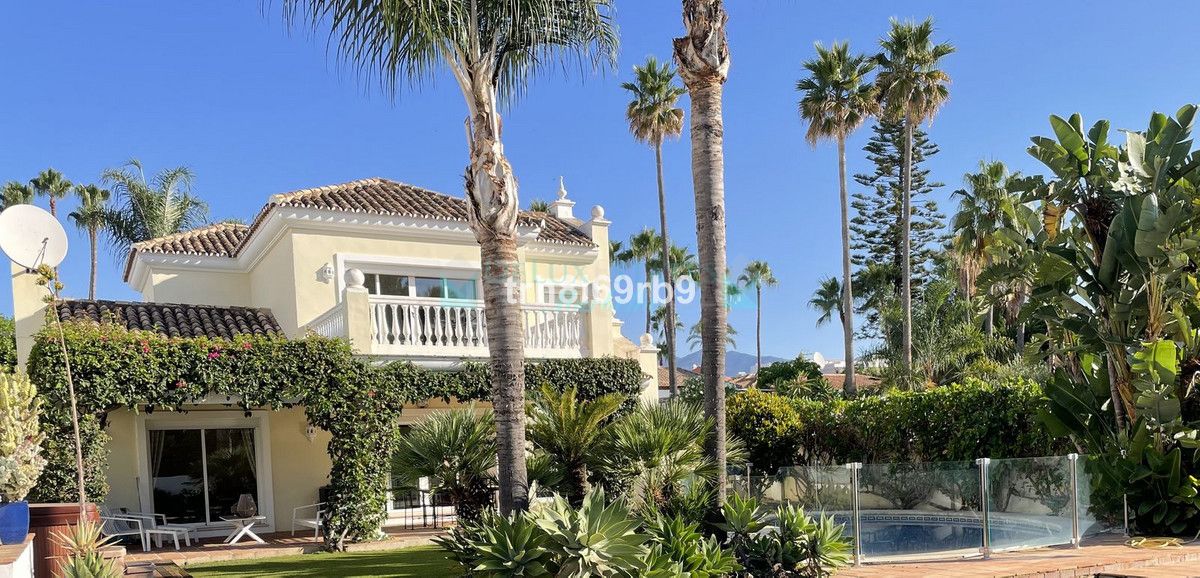 Villa for sale in New Golden Mile, Estepona