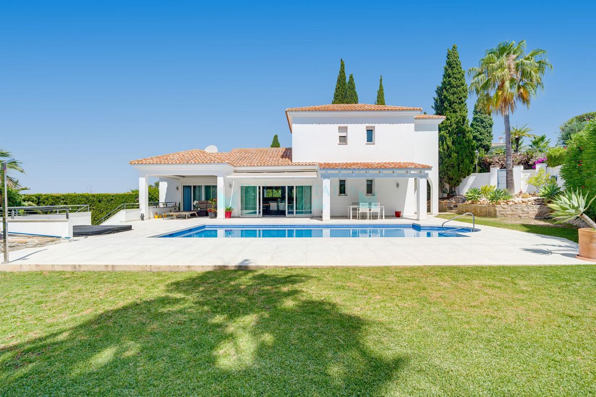 Villa for sale in El Rosario, Marbella East