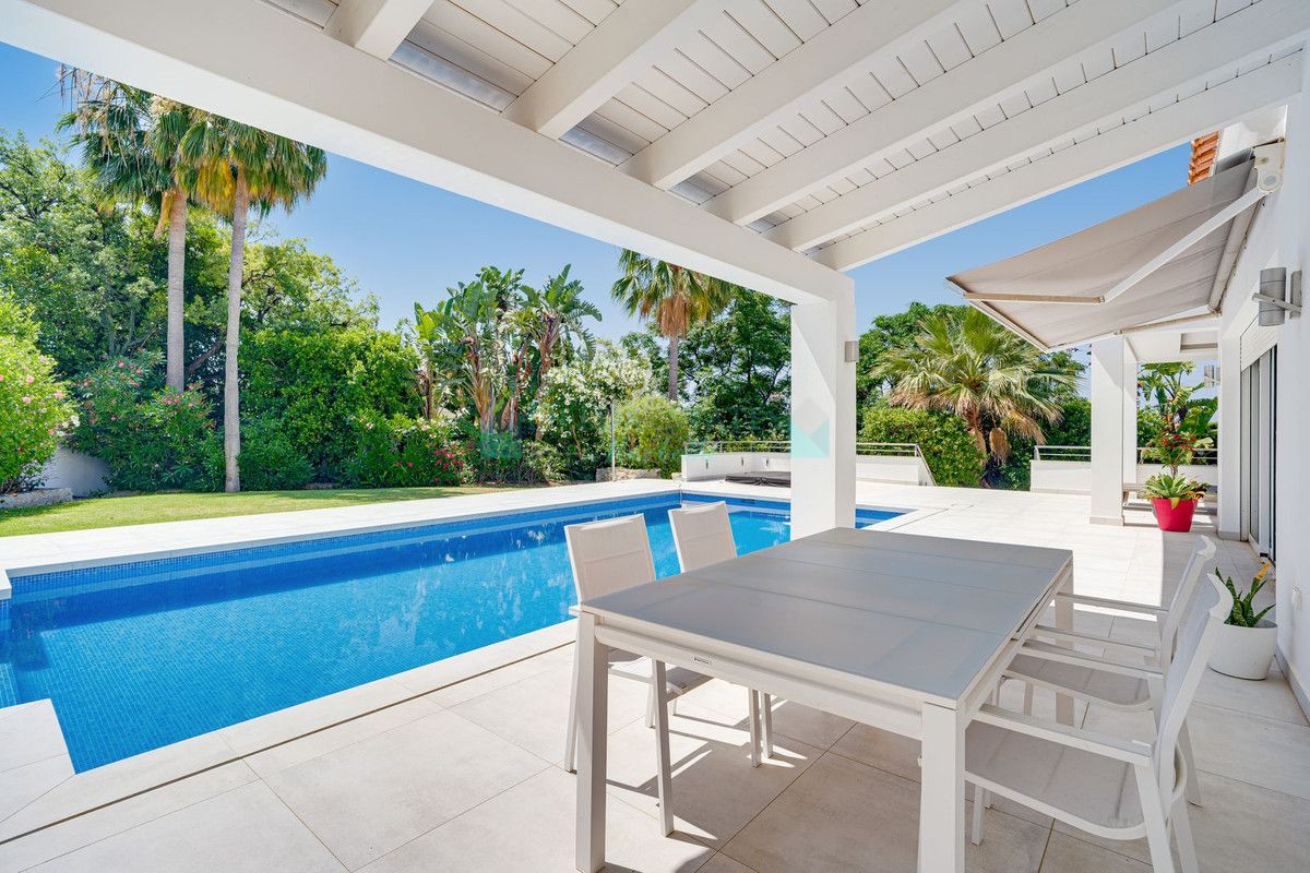 Villa for sale in El Rosario, Marbella East