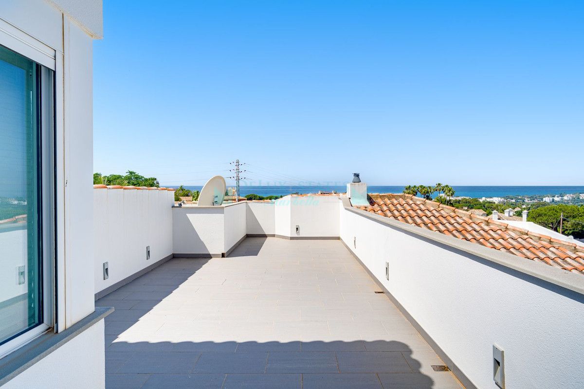 Villa for sale in El Rosario, Marbella East