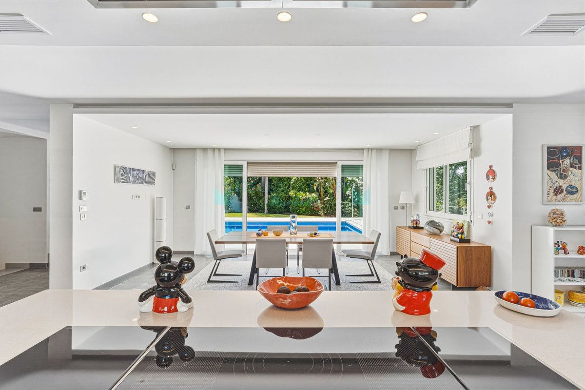 Villa for sale in El Rosario, Marbella East