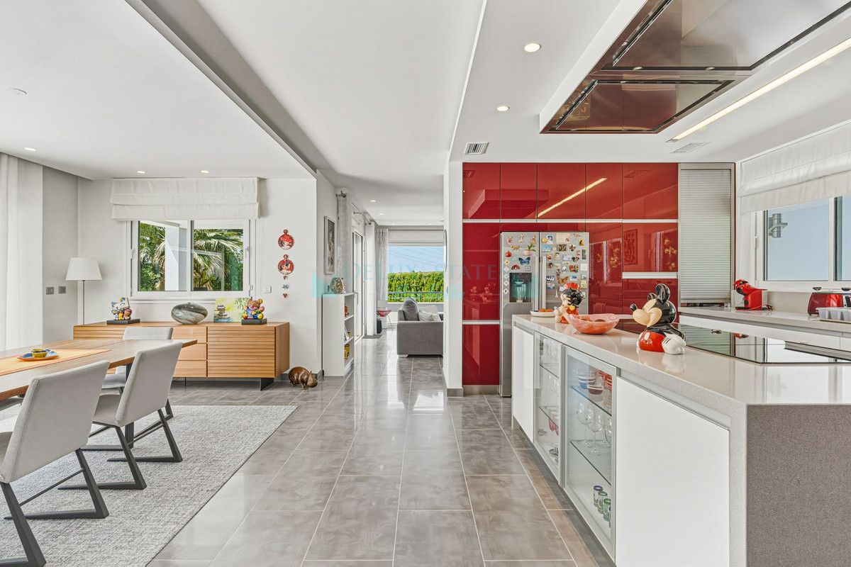 Villa for sale in El Rosario, Marbella East