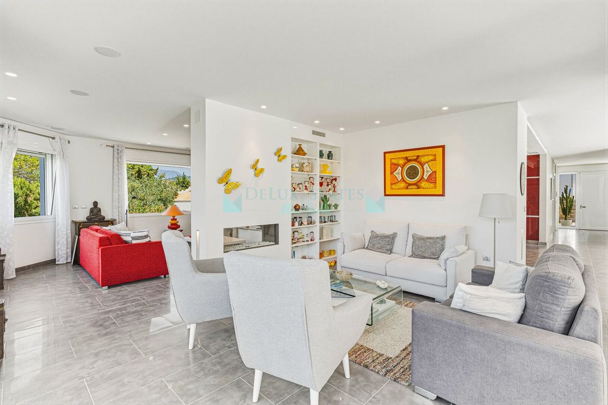 Villa for sale in El Rosario, Marbella East