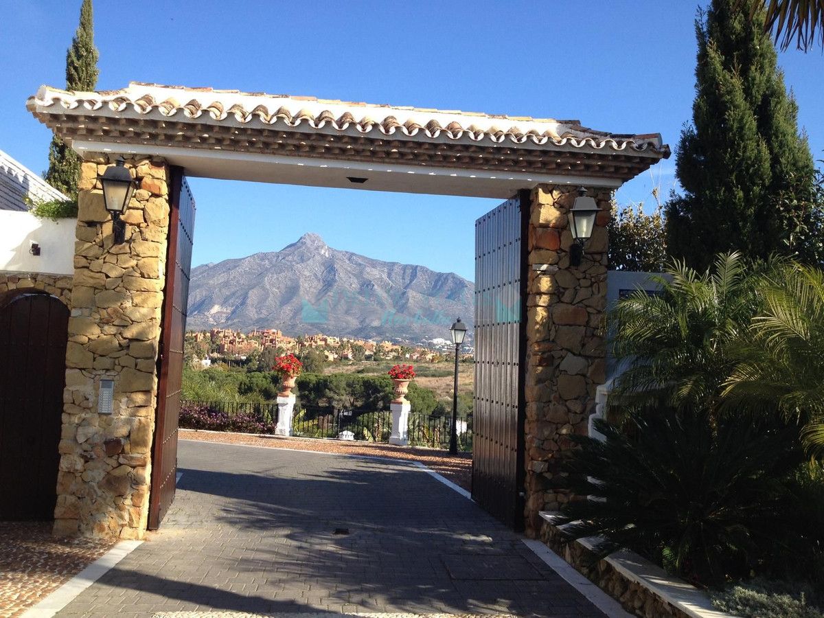 Town House for sale in Nueva Andalucia