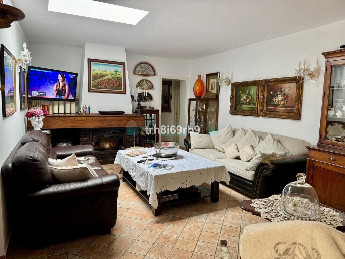 Villa for sale in Atalaya, Estepona