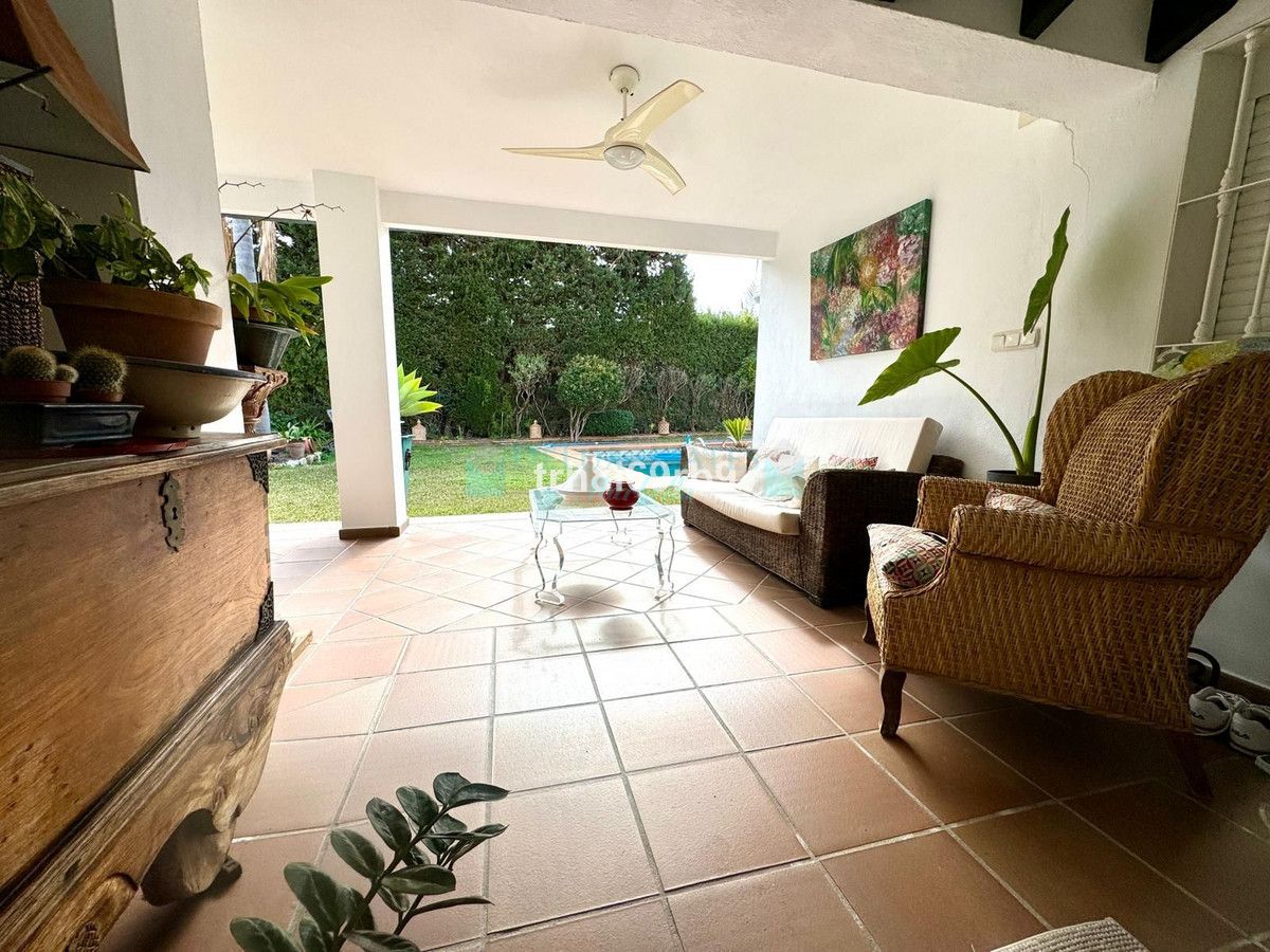 Villa for sale in Atalaya, Estepona