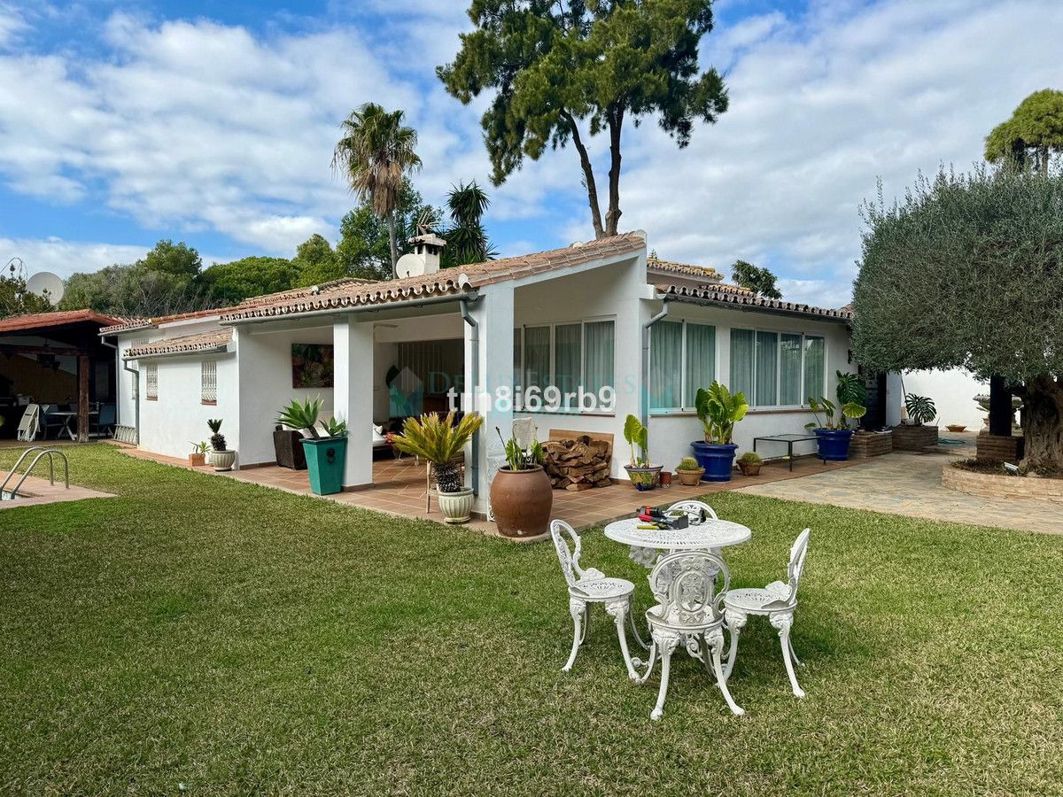 Villa for sale in Atalaya, Estepona