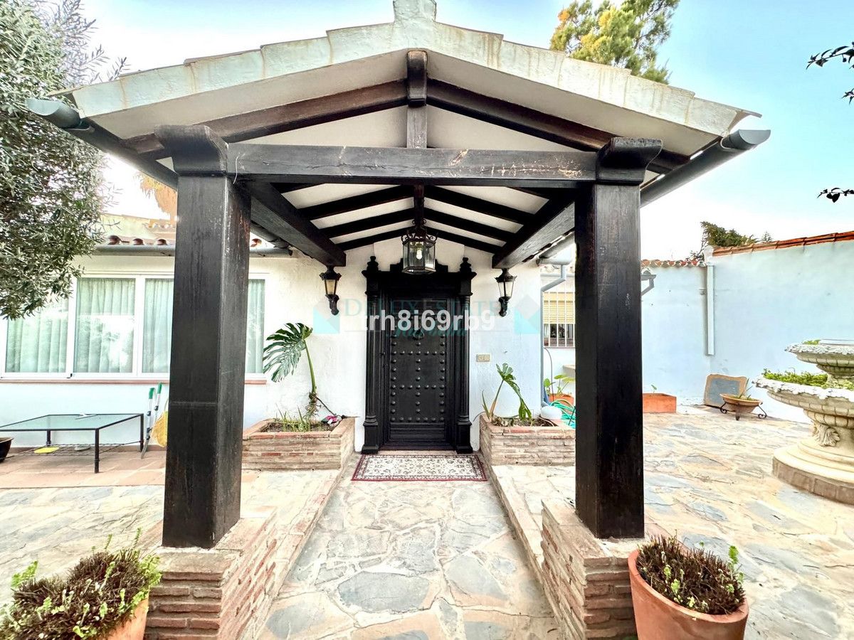 Villa for sale in Atalaya, Estepona