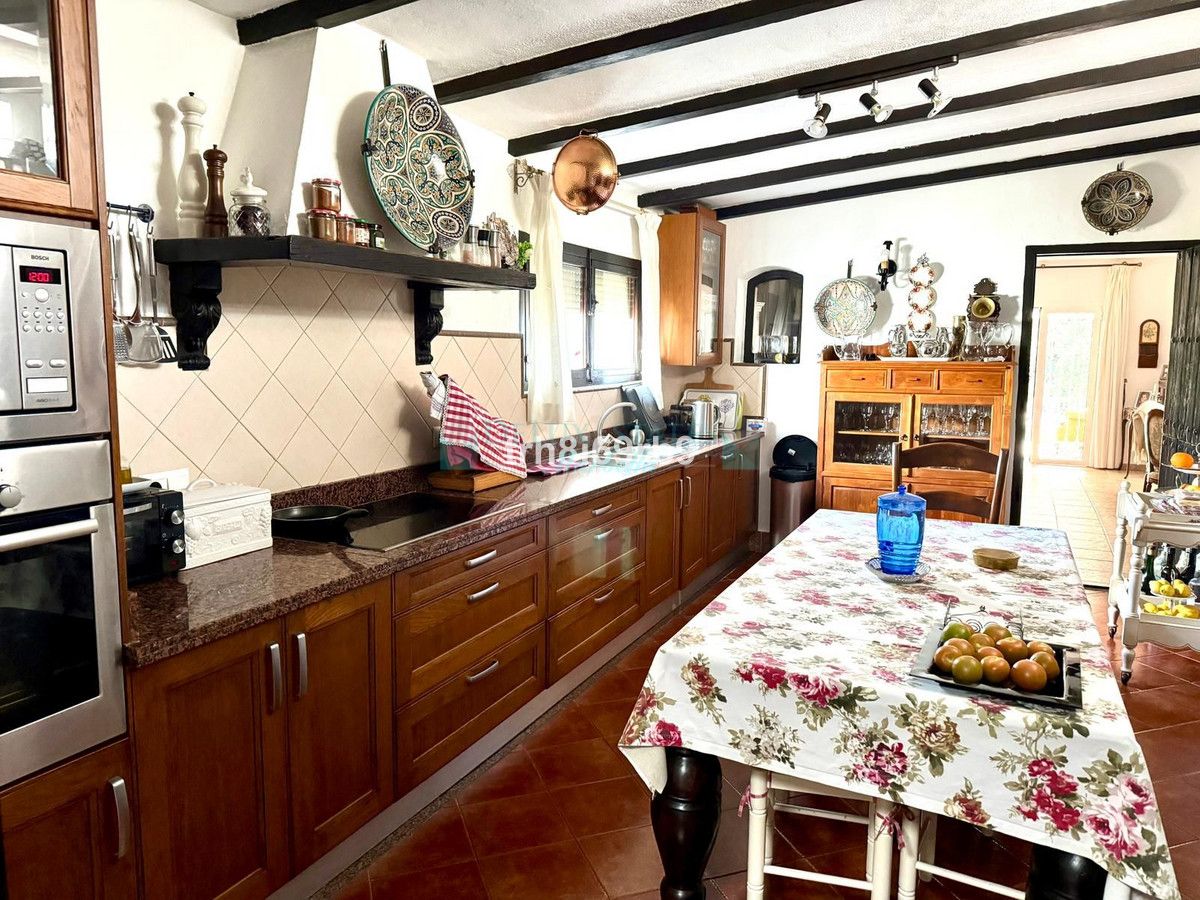 Villa for sale in Atalaya, Estepona