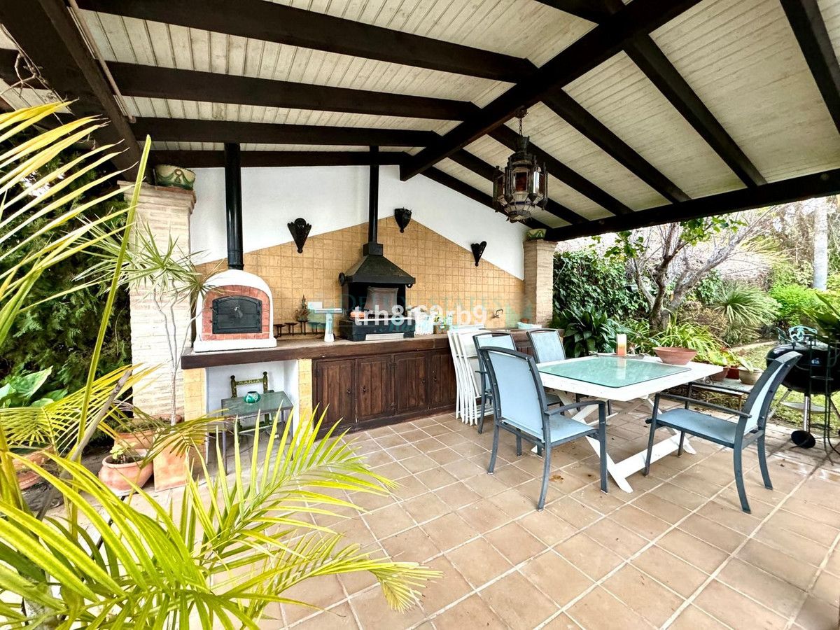 Villa for sale in Atalaya, Estepona