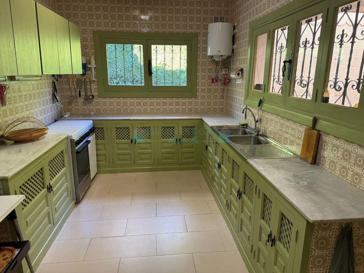 Villa for sale in Estepona