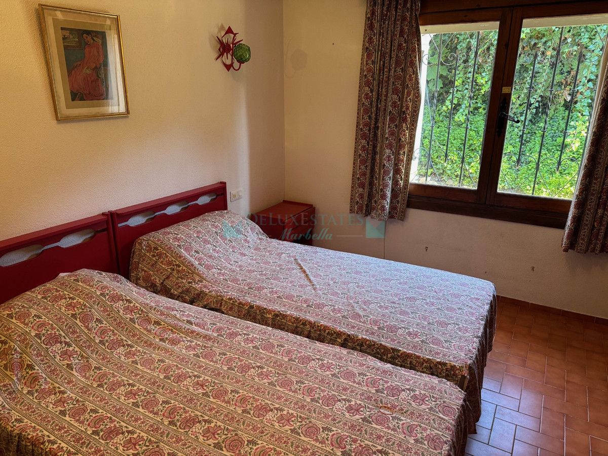 Villa for sale in Estepona