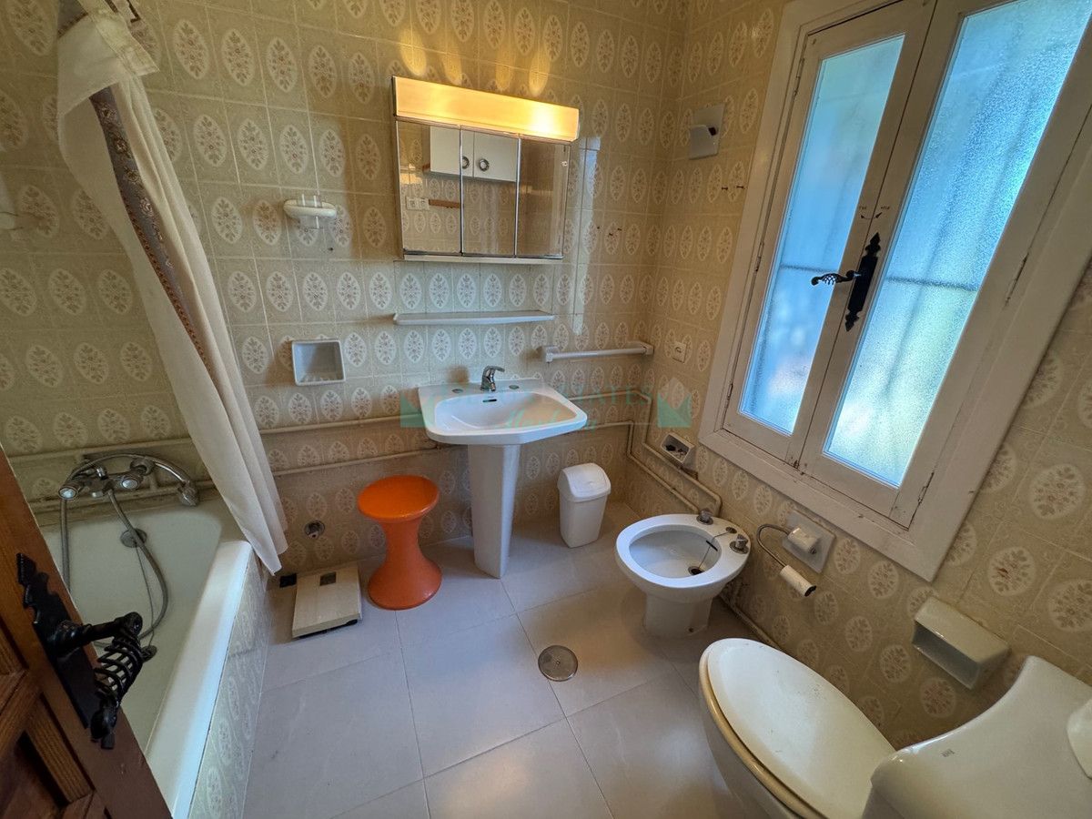 Villa for sale in Estepona