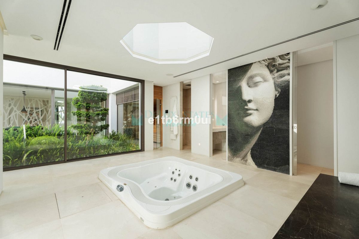 Villa for sale in La Quinta, Benahavis