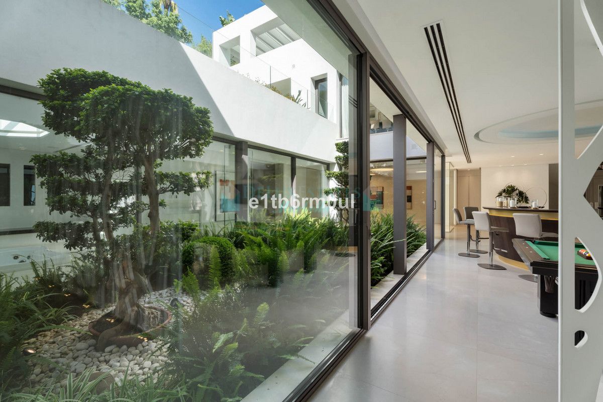 Villa for sale in La Quinta, Benahavis