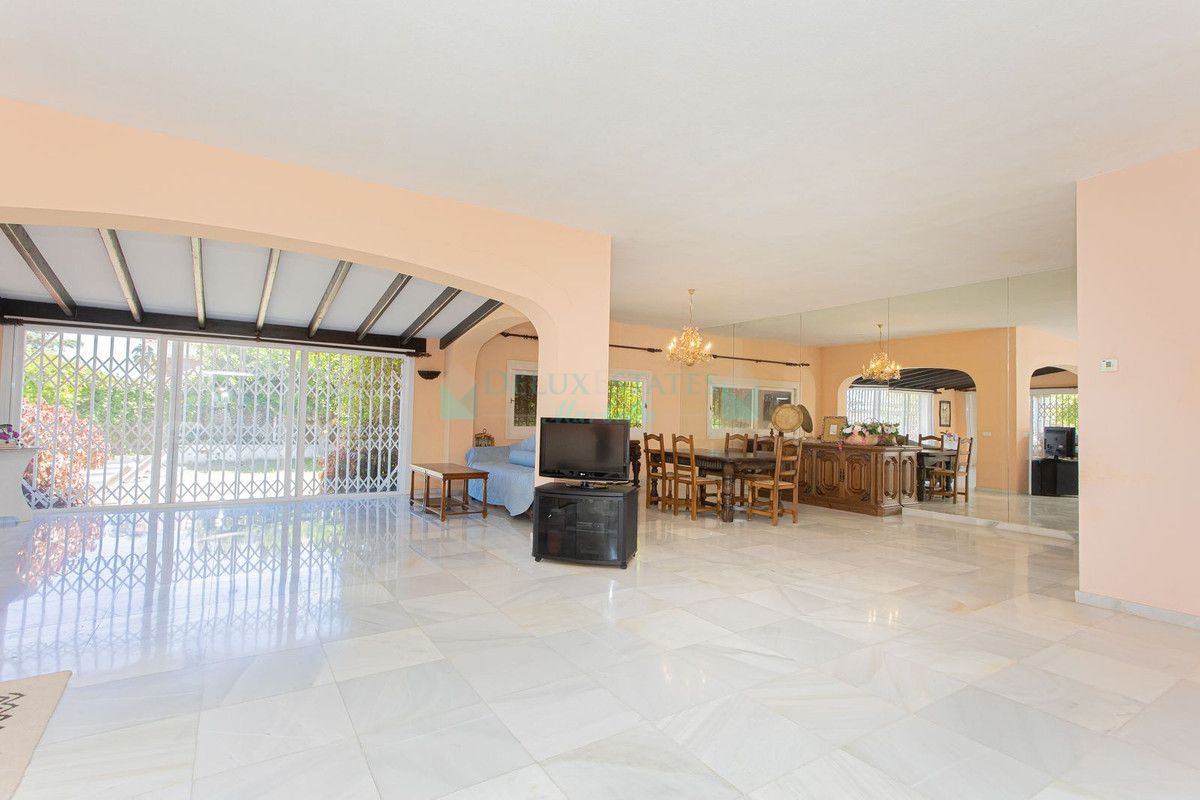 Villa for sale in Nueva Andalucia