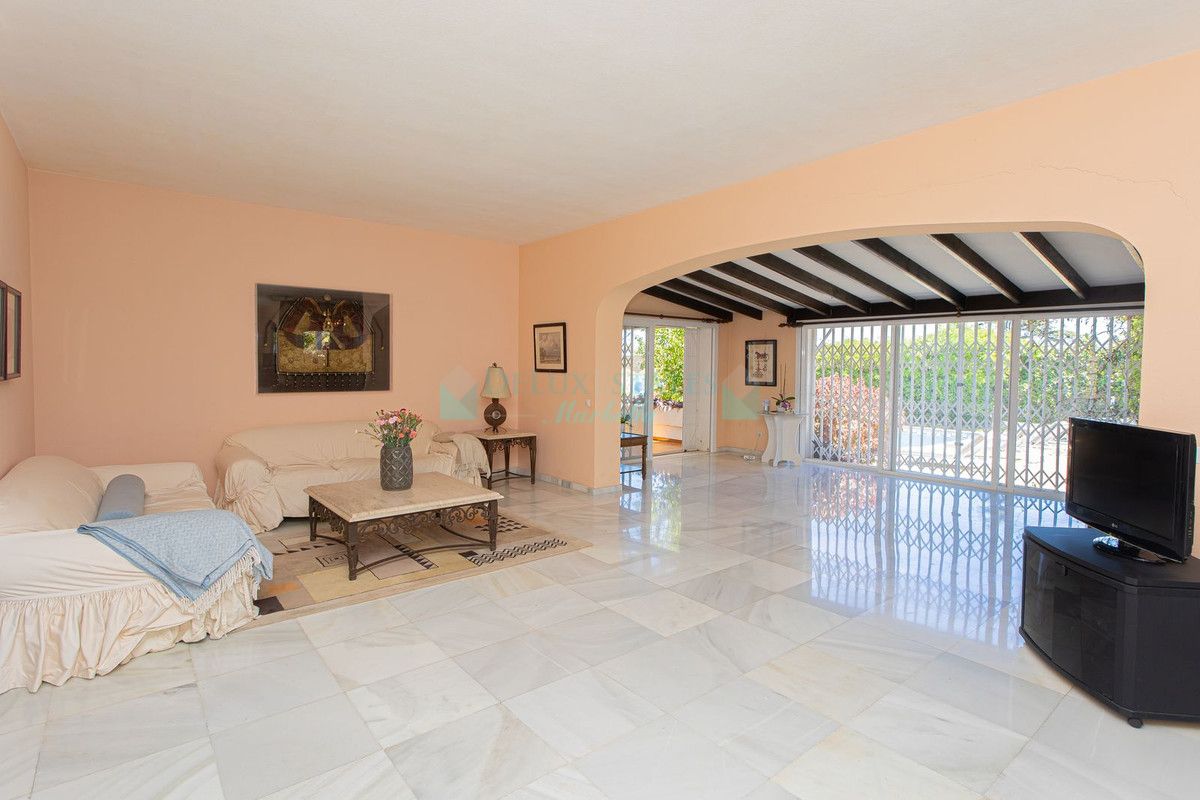 Villa for sale in Nueva Andalucia